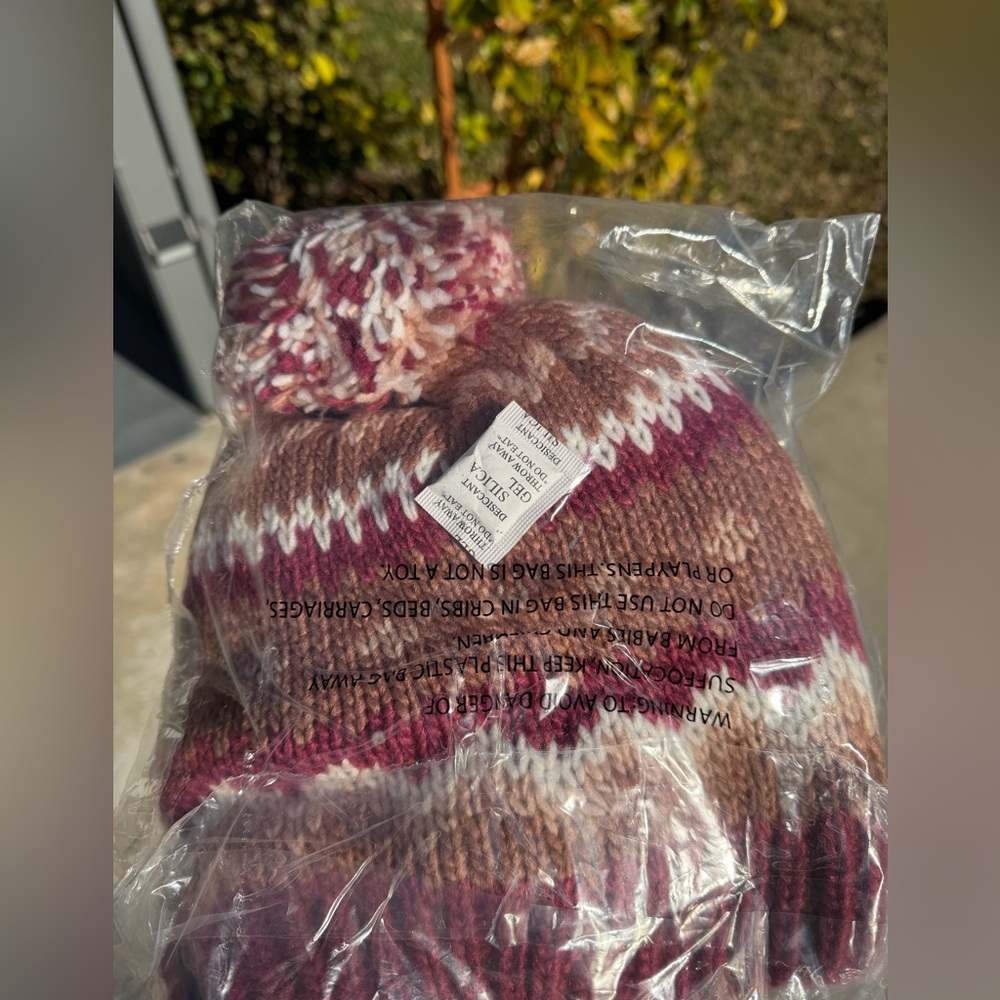 MUK LUKS Knit Cuff Pom Pom Beanie - Picture 15 of 16